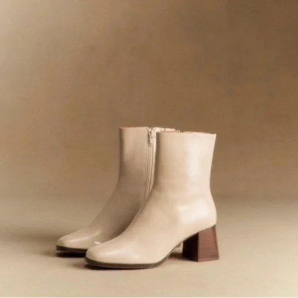 Sezane Glossy Beige Heeled Boots - Picture 4 of 7